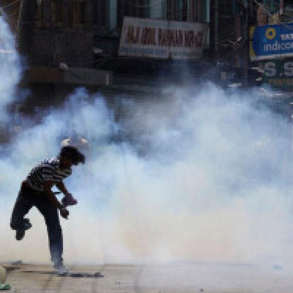 Stone-pelters clash with forces in Pulwama town, one injured