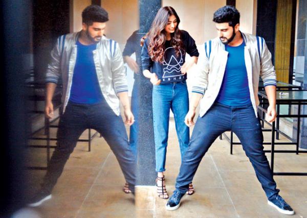 Arjun Kapoor tries to woo Athiya Shetty with suave moves, but fails!