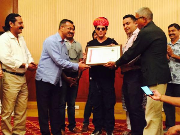  WOW! Shah Rukh Khan receives Honorary Membership from Jodhpur Guide Association 