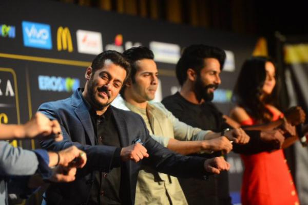  WATCH: Dwayne Bravo makes Salman Khan, Shahid Kapoor, Varun Dhawan, Katrina Kaif, Alia Bhatt do the 'CHAMPION' dance 