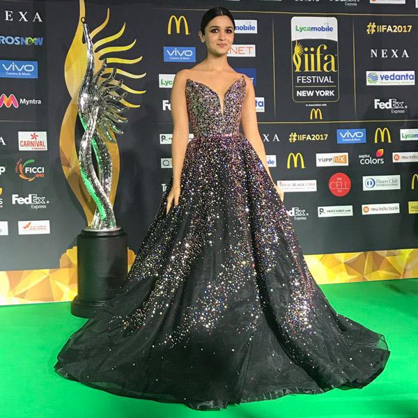 Alia Bhatt as the spectacular enchantress owns the green carpet at IIFA Awards 2017- View Pics