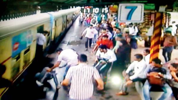 Mumbai Hero: This railway cop saved 3 lives in 6 months