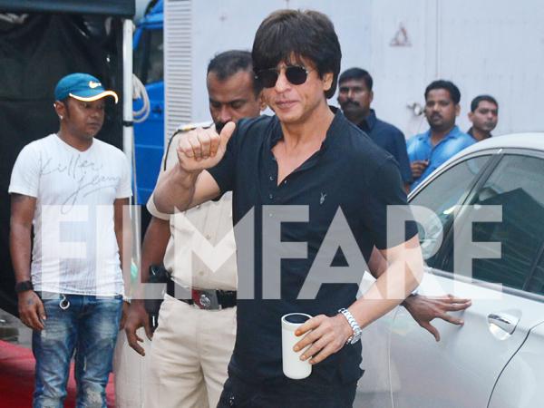 Shah Rukh Khan looks super handsome in these pictures 