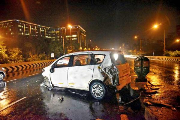 Mumbai: Driver escapes miraculously after car gets mangled in crash