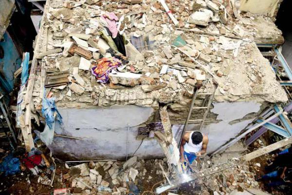 Mumbai: 30-year-old building caves partially in Dharavi slum, injures 11