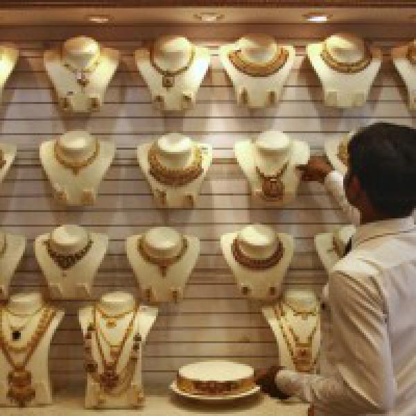 Gold holds steady; Fed meeting in focus