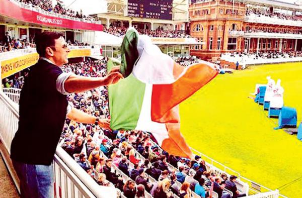 Akshay Kumar apologises for holding Indian flag upside down