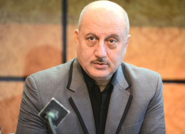  Anupam Kher gives back to British journalist for taking a dig at the lack of sanitation in India 