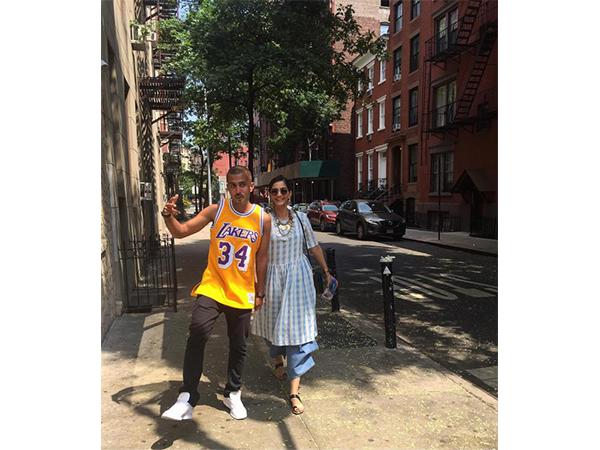 Couple Goals Sonam Kapoor and Anand Ahuja look way too cute in their latest picture 