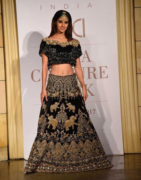  WOW! Gorgeous Disha Patani walks the ramp on Day 2 of India Couture Week 