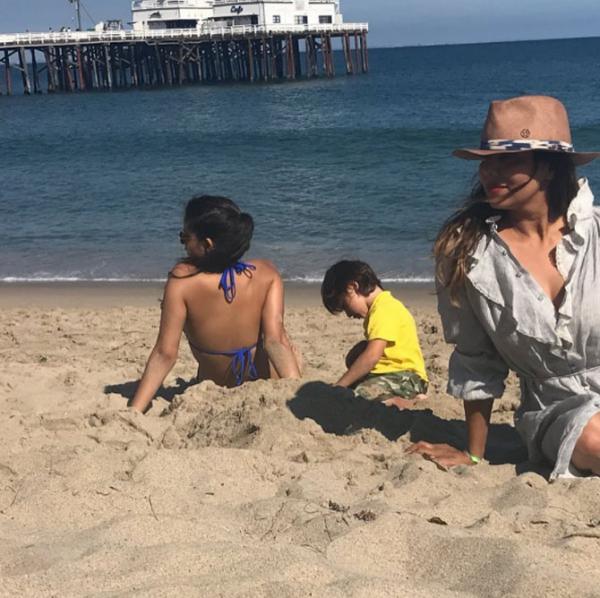 Gauri Khan goes sunbathing with Suhana and AbRam on beach