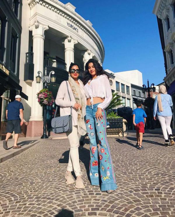  Check out: Sridevi and daughter Jhanvi Kapoor have a mother-daughter day out in Los Angeles 