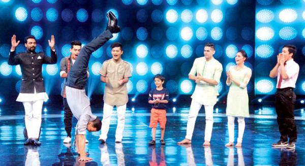 Wow! Akshay Kumar pulls off a handstand with ease