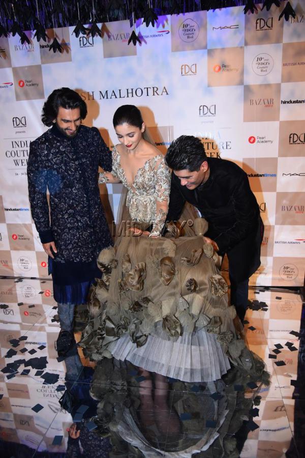 Alia Bhatt's oops moment at Delhi fashion show