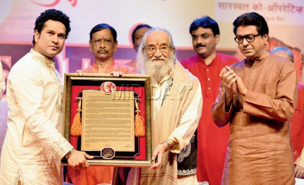 Sachin Tendulkar felicitates historian Babasaheb Purandare on 95th birthday