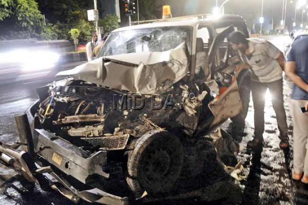 Mumbai: Car completely destroyed after it rams into police van in Girgaum