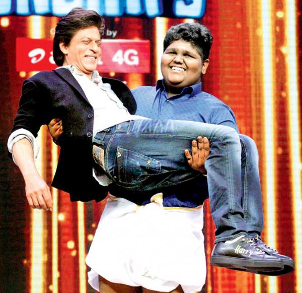 This kid just lifted Shah Rukh Khan in his arms! See photo