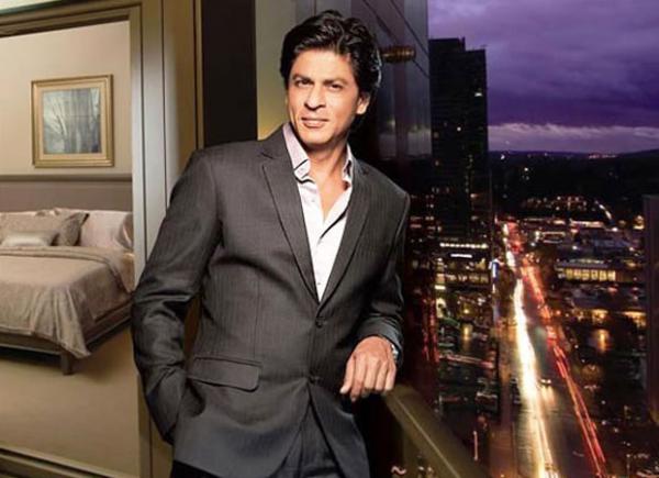  WHOA! Shah Rukh Khan visits his old DDA flat in Delhi with his kids; drops a note for present residents 