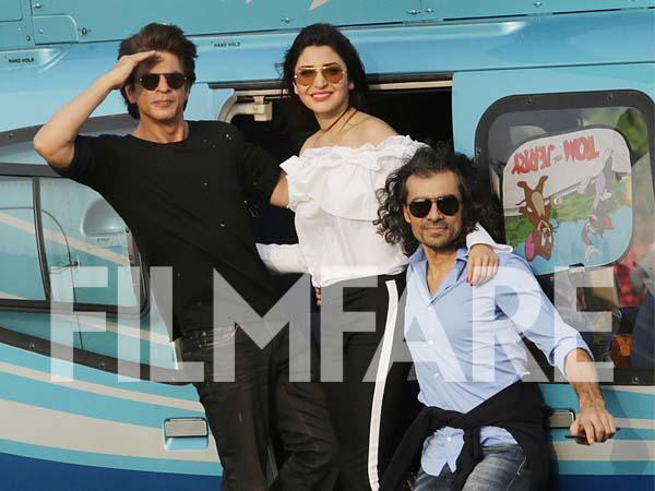 Shah Rukh Khan Anushka Sharma and Imtiaz Aliâs chopper ride over Delhi is super cool 