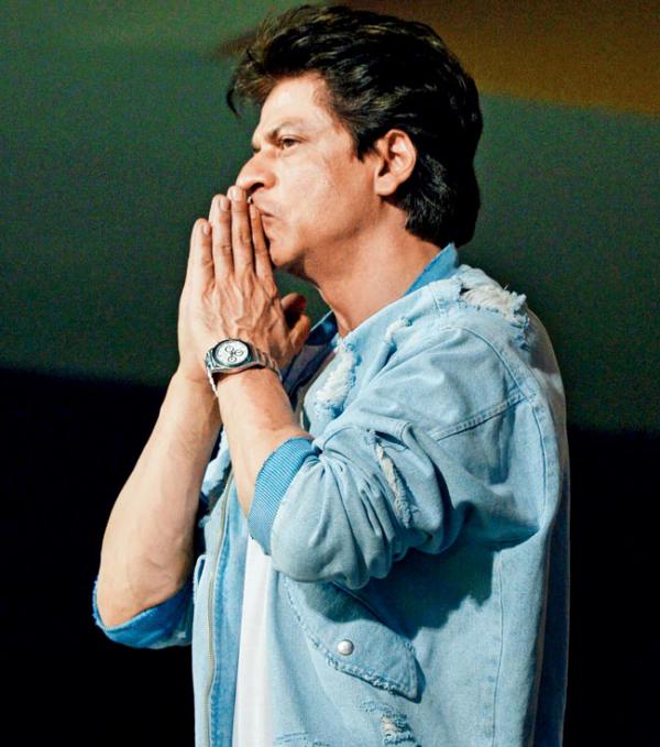 Shah Rukh Khan injures back while on way to Kolkata for press conference