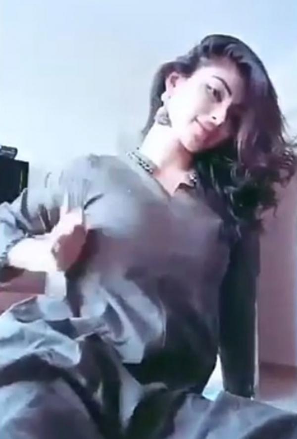  WATCH: Mouni Roy's sexy moves on Baadshaho's 'Mere Rashke Qamar' are not to be missed 