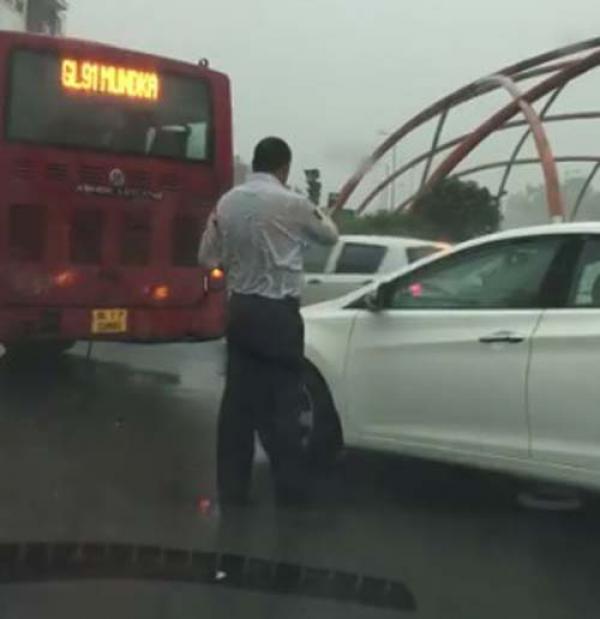 Hats Off To This Delhi Policeman Who Is Completely Dedicated To His Duty Even When It&apos;s Pouring