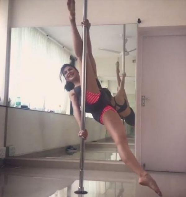 Jacqueline Fernandez installs a pole to dance at home