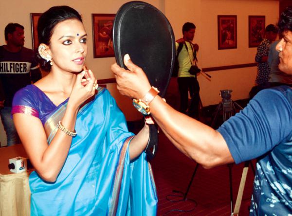'Babumoshai Bandookbaaz' actress Bidita Bag looks gorgeous in blue sari