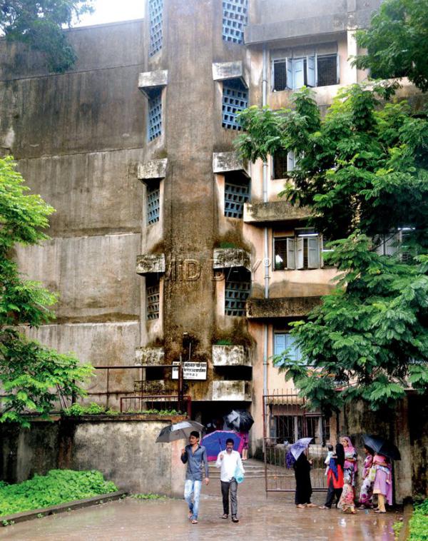 Mumbai: BMC school has put lives of 3,000 children at risk