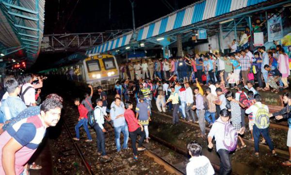 Mumbai: RPF cop kicks tricolour as tension mounts at Mulund station
