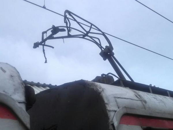 Pantograph atop local train breaks off injuring three at Ambernath