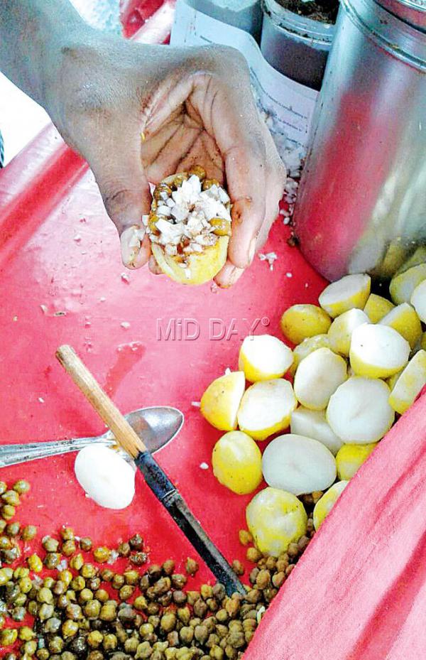Mumbai food: Relish a plate of Aloo Handi at a street food joint in Sion