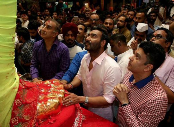  Check out: Ajay Devgn and Milan Luthria seek Lalbaugh Cha Raja's blessings ahead of Baadshaho release! 