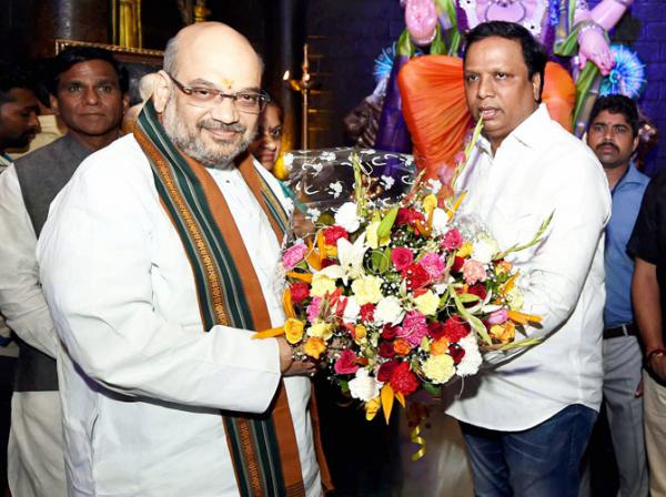 BJP president Amit Shah visits 'Lalbaugcha Raja' in Mumbai