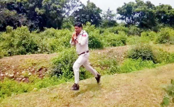 Brave cop runs 1 km with 10 kg bomb, saves school kids