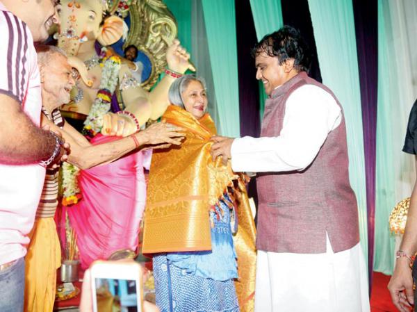 Jaya Bachchan travels from Juhu to Byculla to seek Bappa's blessings