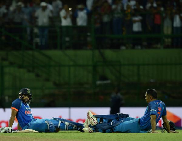 MS Dhoni takes a nap while crowd goes crazy and Twitter is abuzz