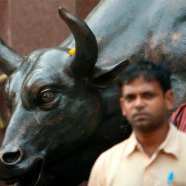 Market ends in green, Nifty closes above 9900: Experts discuss the way forward