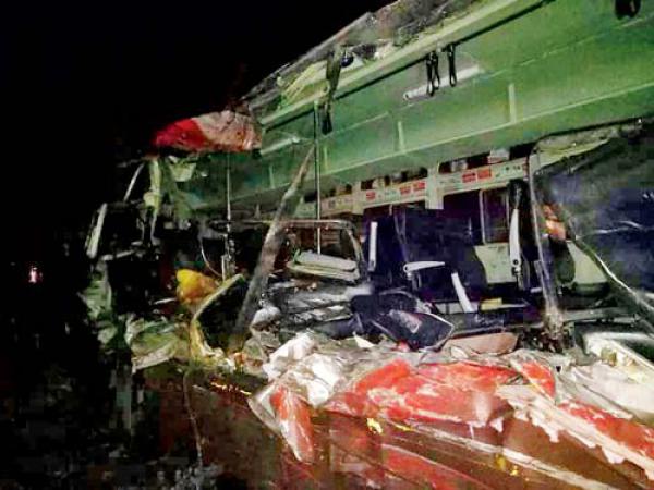 Four hurt as bus rams into car on Mumbai-Pune Expressway