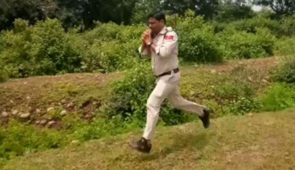MP Cop Turns Baahubali, Saves 400 Children By Sprinting 1Km With 10 Kg Bomb On His Shoulders