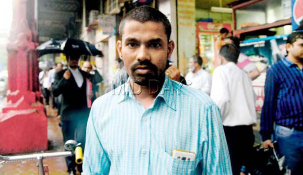 Mumbai: TC cheats man of Rs 600, then goes to his home to apologise