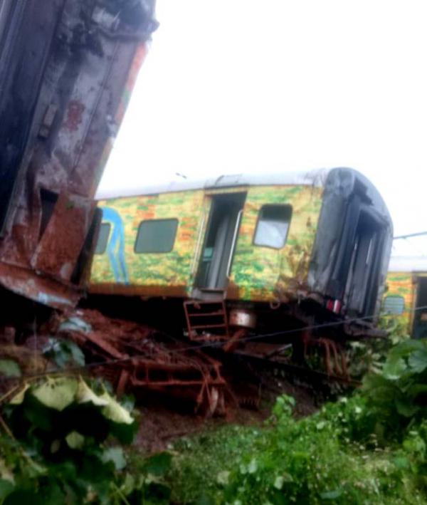 9 coaches of Nagpur-Mumbai Duronto Express derail near Asangaon, passengers safe