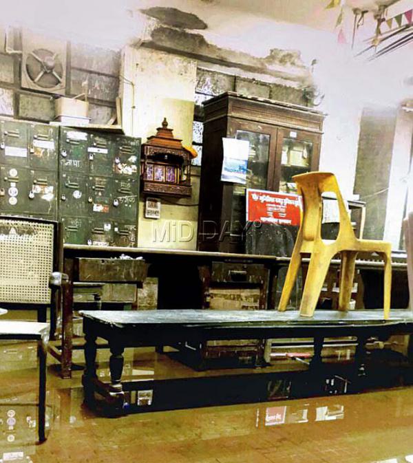 Mumbai Rains: Ankle-high water in changing-room at BMC headquarters