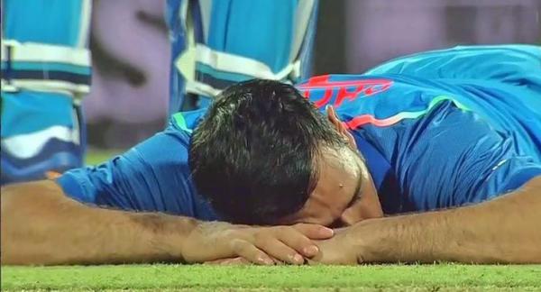 Twitter Hails MS Dhoni As The Most ‘Down To Earth&apos; Cricketer After He Sleeps On Field During Match