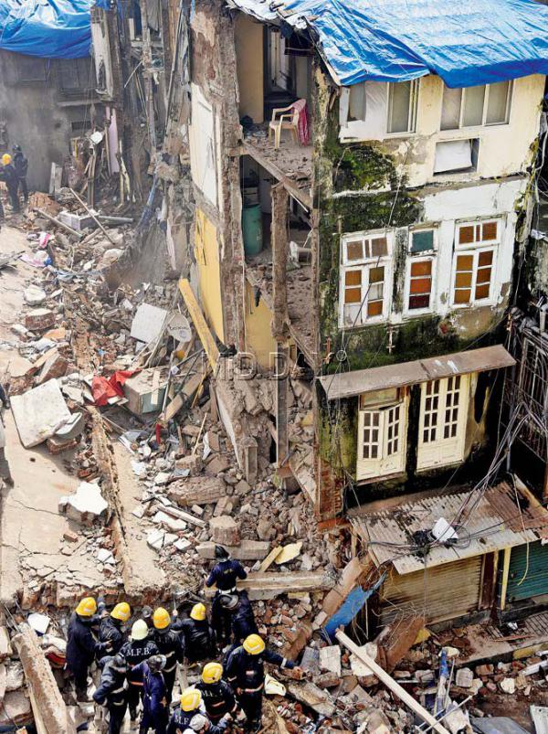 Mumbai: Century-old Bhendi Bazar building crashes, kills 24