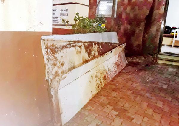 Mumbai: 60kg metal plank comes crashing from Santacruz skywalk