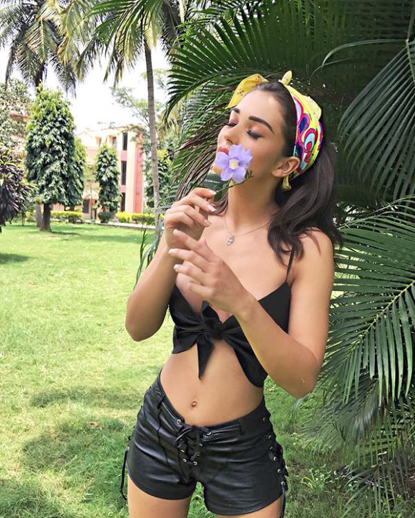  HOT! Amy Jackson spotted in a sizzling black outfit 