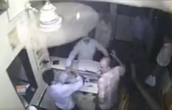 Watch Video: Cop assaults Thane bar staffers over food bill