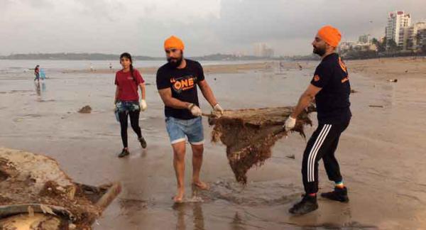 Post Ganesh Visarjan, Actor Randeep Hooda Joins Forces With NGO To Clean Mumbai&apos;s Versova Beach