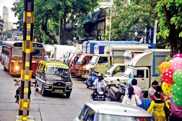 Mumbai: Parking ban flops, cops put it on hold